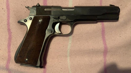 Hola vendo pistola star del 9 largo, más cuatro cargadores y funda de cuero. La pistola está en perfecto 00