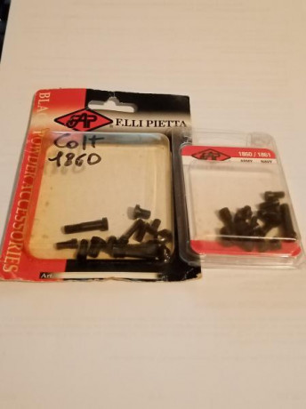 Hola a todos.
Repuestos 1860/1861. 
PIETTA
Kit de 15 tornillos Ref. VITI 1860 ARMY / 1861 NAVY 13.50€ 00