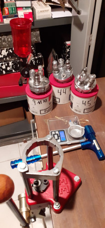 Recarga de 9mm 44 y 45.
Todo el kit de la foto sin casi uso. 700€ Telefono 619-114-347. 00