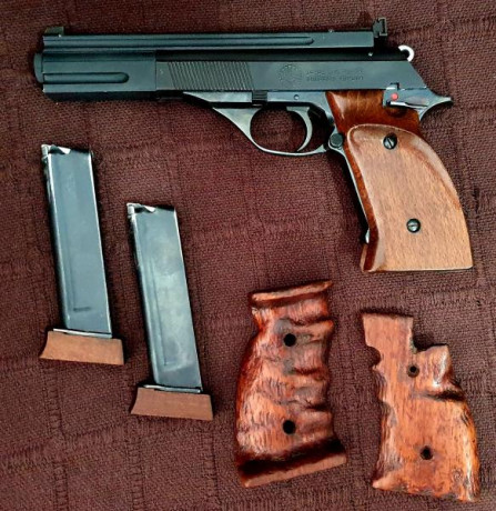 Vendo la TS-22 con sus cachas originales y otras hechas a medida, ambas de madera. 

La pistola se encuentra 01