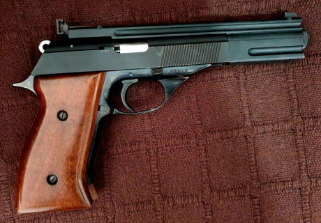 Vendo la TS-22 con sus cachas originales y otras hechas a medida, ambas de madera. 

La pistola se encuentra 00