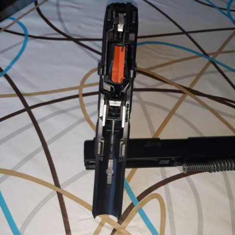Vendo esta pistola que tiene 2 meses y 15 tiros pegados.la compré el 8/9/2000.no me aclaro con las fotos.si 21