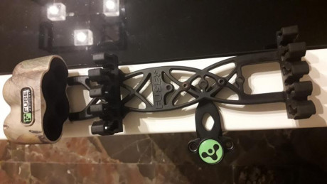 Carcaj de 4 flechas fuse para arco de poleas con anclage rápido  , está en muy buen estado. 25€ más portes 02