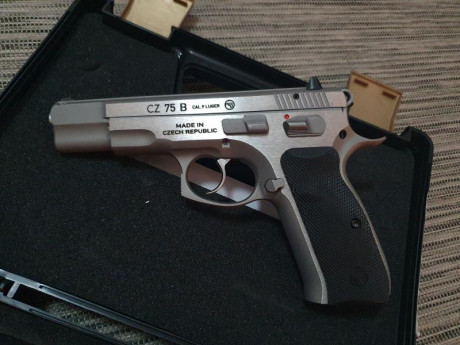 VENDIDA. CERRAR.

Vendo pistola  CZ 75 B New Edition, de enero 2020. 
Calibre 9 mm parabellum. Utilizada 10