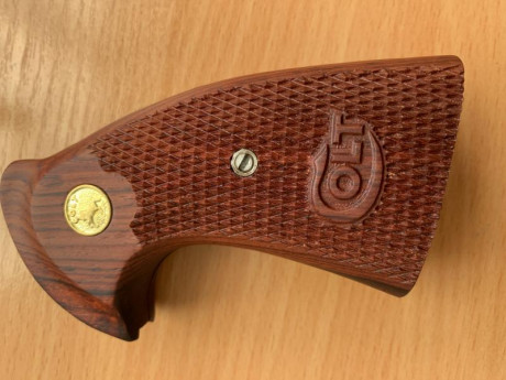 Vendo cachas para Colt Python nuevas, de estreno, 85€ puestas en casa del comprador.     . Tlf 652500517 02