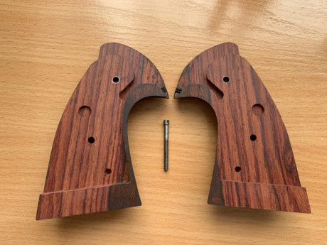 Vendo cachas para Colt Python nuevas, de estreno, 85€ puestas en casa del comprador.     . Tlf 652500517 00