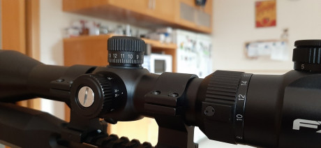 Visor 6-18x44, con corrección de paralaje,  ajuste de dioptrías en el ocular, tubo de 30mm, longitud 335mm, 12