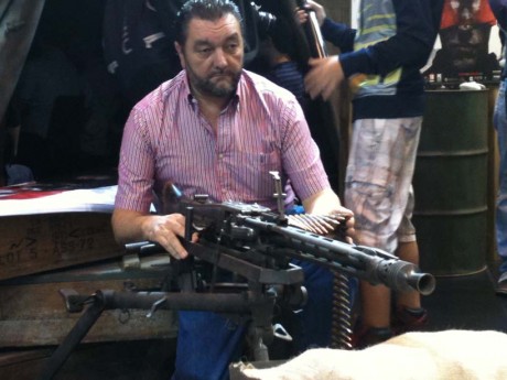 Pues eso que el viernes dia 8 me detuvieron dos "polis" al intentar hacerme con una ametralladora, 00