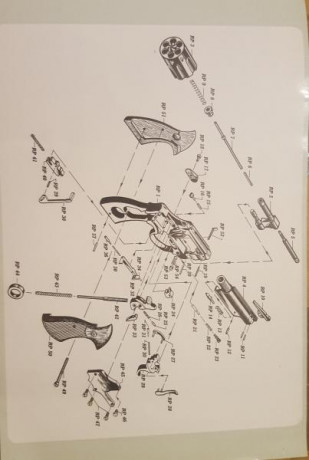 adjunto el despiece con el número de pieza y el indice con la descripción, por si le es útil a alguien. 00