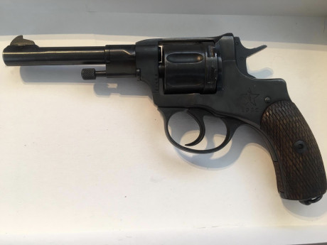 Vendo revolver Nagant calibre 7,62, el tambor es de siete disparos, es arma funciona perfectamente, esta 01
