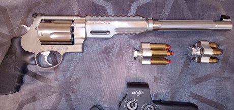 Vendo revólver S&W calibre .460 Performance, poco uso
Permite disparar cartuchos .410, cartuchos .45 00