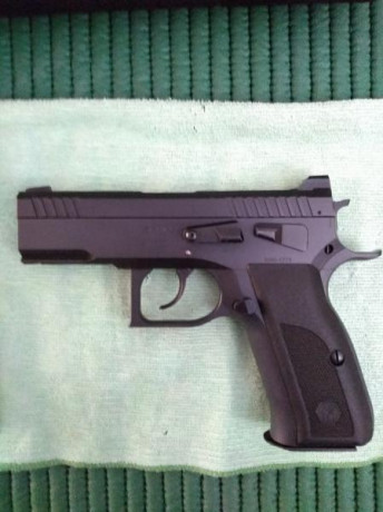 VENDO pistola SPHINX 3000 tactical. 9mm 
La pistola es el modelo fabricada totalmente en acero, de producción 01
