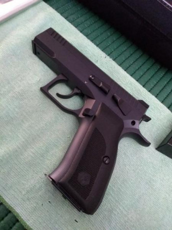 VENDO pistola SPHINX 3000 tactical. 9mm 
La pistola es el modelo fabricada totalmente en acero, de producción 12