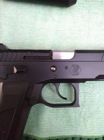 VENDO pistola SPHINX 3000 tactical. 9mm 
La pistola es el modelo fabricada totalmente en acero, de producción 11