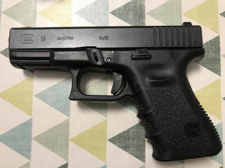 Hola, por cambio de arma a compactas quiero vender 2 Glock 19 en un estado excepcional con apenas 4-5 00