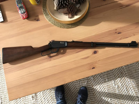 Hola,
Pongo a la venta esta carabina Winchester de palanca, calibre 22LR. Guiada en E. 
Está en muy buen 02