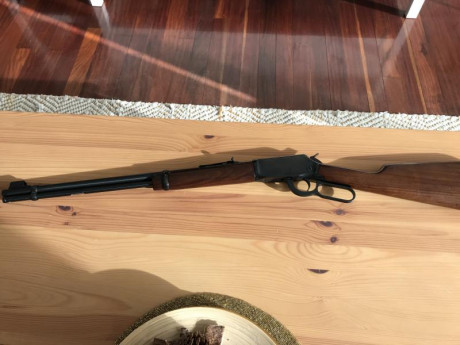 Hola,
Pongo a la venta esta carabina Winchester de palanca, calibre 22LR. Guiada en E. 
Está en muy buen 01