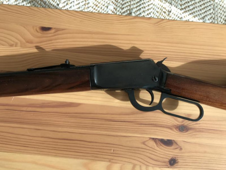 Hola,
Pongo a la venta esta carabina Winchester de palanca, calibre 22LR. Guiada en E. 
Está en muy buen 00