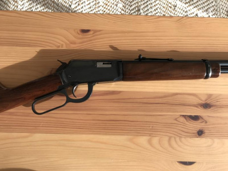 Hola,
Pongo a la venta esta carabina Winchester de palanca, calibre 22LR. Guiada en E. 
Está en muy buen 11