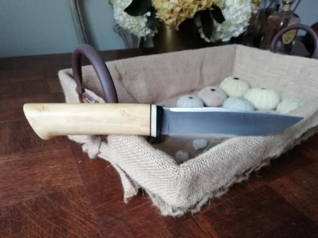 Vendo un cuchillo hecho a partir de una hoja Tomascewski de acero al carbono 80CrV2 de 12cm de longitud, 01