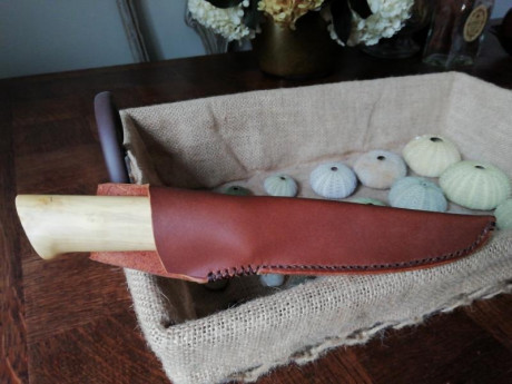 Vendo un cuchillo hecho a partir de una hoja Tomascewski de acero al carbono 80CrV2 de 12cm de longitud, 12