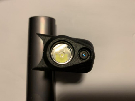 Se vende o cambia por una similar para Glock 17-19 , de led y con láser y de calidad y marca similar. 00