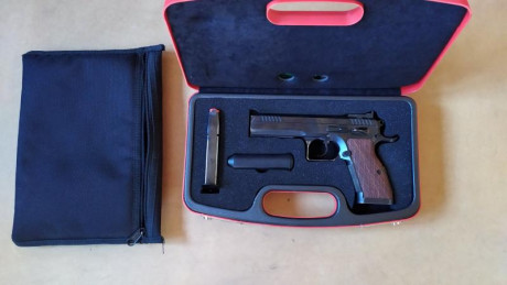 Se vende Tanfoglio Stock III. Con caja original y funda de transporte.
Precio 700 euros. 01