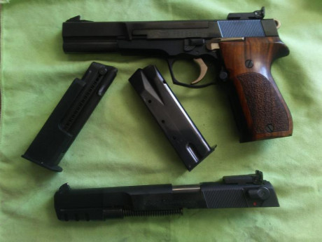 Vendo pistola Walther P88 con 2 carros de 6" (9 mm y .22)
Muy buen estado, poco uso.
4 cargadores 00