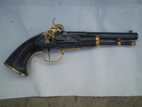 Estoy en contacto con un armero constructor artesanal de ARGENTINA.

el hombre al parecer construye armas 161