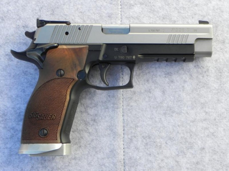 Se vende esta estupenda  SIG Sauer P226S  "Lightweight". 
Un compañero del campo de tiro vende 02