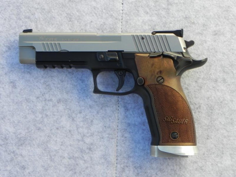 Se vende esta estupenda  SIG Sauer P226S  "Lightweight". 
Un compañero del campo de tiro vende 01