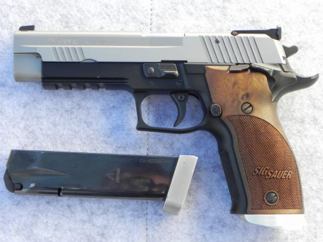 Se vende esta estupenda  SIG Sauer P226S  "Lightweight". 
Un compañero del campo de tiro vende 00
