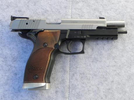 Se vende esta estupenda  SIG Sauer P226S  "Lightweight". 
Un compañero del campo de tiro vende 10