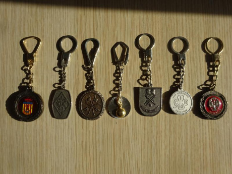 Buenas tardes,

Dispongo de estos llaveros y,  se venden en conjunto  por 15 Euros,  más portes si los 00