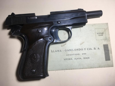 Vendo pistola clásica, años 80. LLAMA  cal. 22. Dos cargadores. Caja original, fundas. Sin prácticamente 01