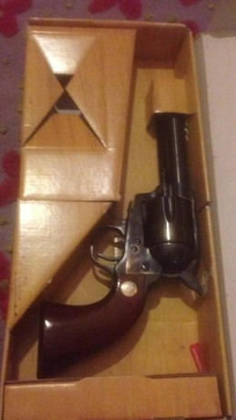 Un compañero deja su afición y vende:

-  Cattleman del calibre 45 Long Colt de 4 1/2"  inscrito 02