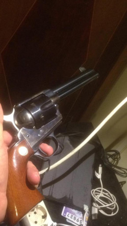 Un compañero deja su afición y vende:

-  Cattleman del calibre 45 Long Colt de 4 1/2"  inscrito 01