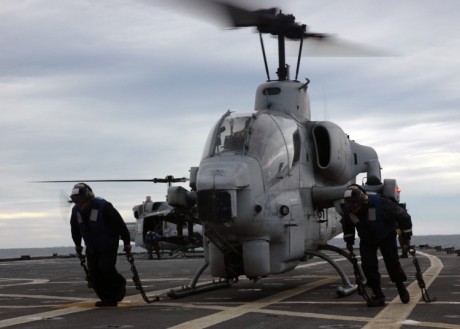 siempre me he preguntado, tiene que haber en las marinas de guerra helicopteros de combate (apaches, cobra, 20
