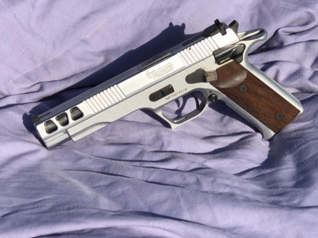 Hola todos compañeros,
Pongo a la venta esta magnífica pistola de reconocida solvencia en el mundo del 01