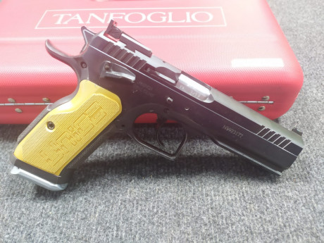 Vendo Tanfoglio Stock 3 con:
⁃	10 cargadores con tapa (TANFOGLIO de aluminio)- 4 de ellos a estrenar. 02