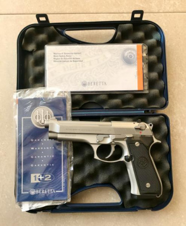 Vendo pistola Beretta 92FS inox cal.9Pb con kit de conversión original Beretta del cal.22LR. 
Tanto el 02