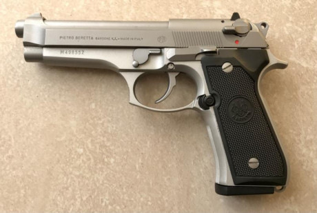 Vendo pistola Beretta 92FS inox cal.9Pb con kit de conversión original Beretta del cal.22LR. 
Tanto el 01