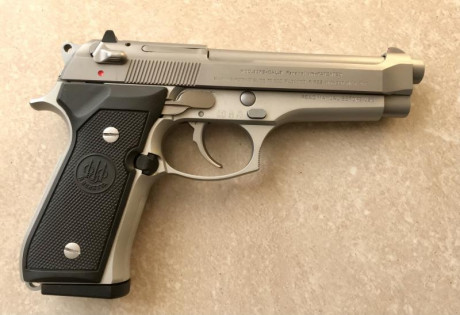 Vendo pistola Beretta 92FS inox cal.9Pb con kit de conversión original Beretta del cal.22LR. 
Tanto el 00