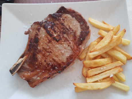 Hoy para comer acelgas hervidas y chuletón de vaca gallega vieja con seis semanas de maduración en cámara 160