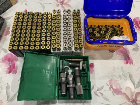 Pues por venta del rifle vendo material de recarga 
Hay 190 vainas todas con un solo tiro y hay variado 00