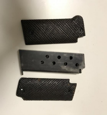 Astra 400 
Cargador y cachas de madera. 
50 euros. 121