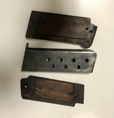 Astra 400 
Cargador y cachas de madera. 
50 euros. 120