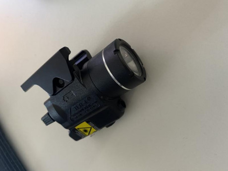 Se vende streamlight TlR4:
Linterna con láser Streamlight TLR-4 para arma corta. Linterna compatible con 20