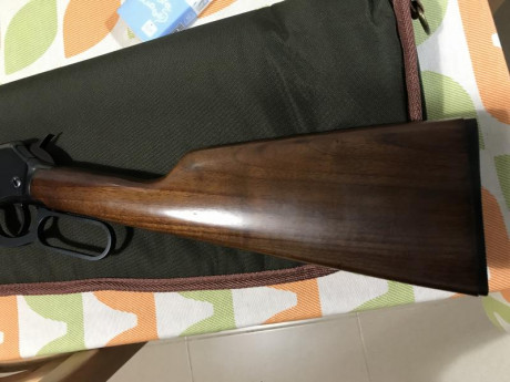Hola,
Pongo a la venta esta carabina Winchester de palanca, calibre 22LR. Guiada en E. 
Está en muy buen 72