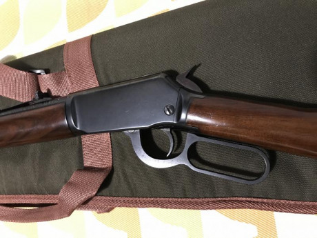 Hola,
Pongo a la venta esta carabina Winchester de palanca, calibre 22LR. Guiada en E. 
Está en muy buen 71